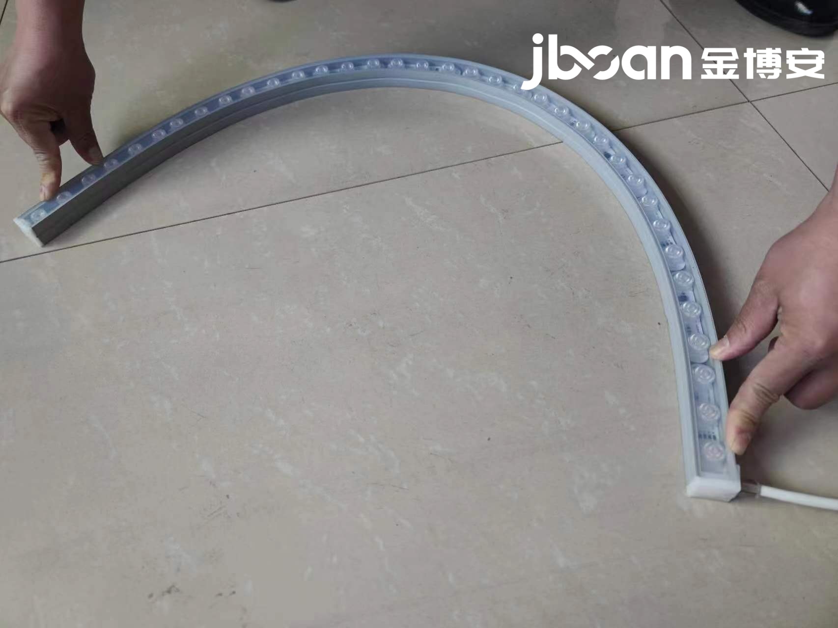 金博安18-24W柔性洗墙灯 专业解决高空作业繁琐、异形安装不便问题(图1)