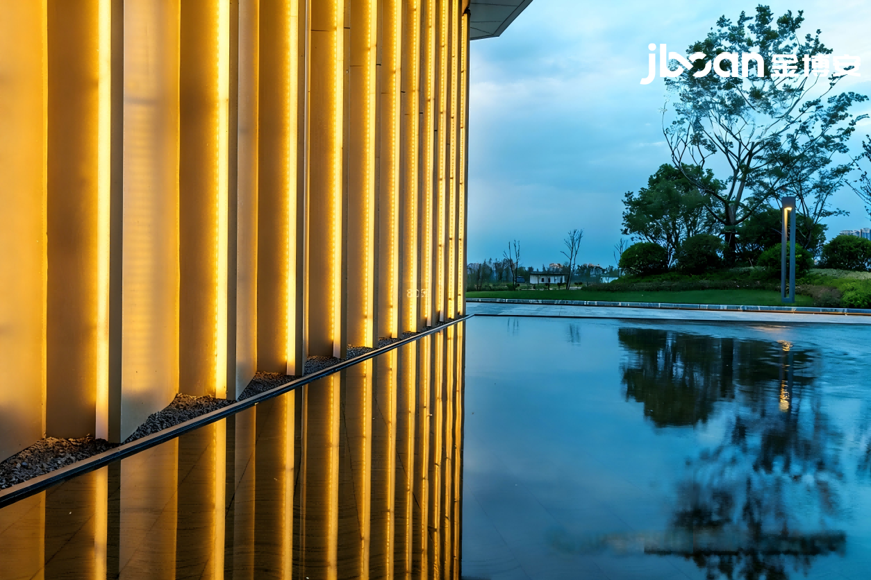 光影筑境，静谧奢享：JBOAN金博安点亮万境水岸售楼处夜景(图2)