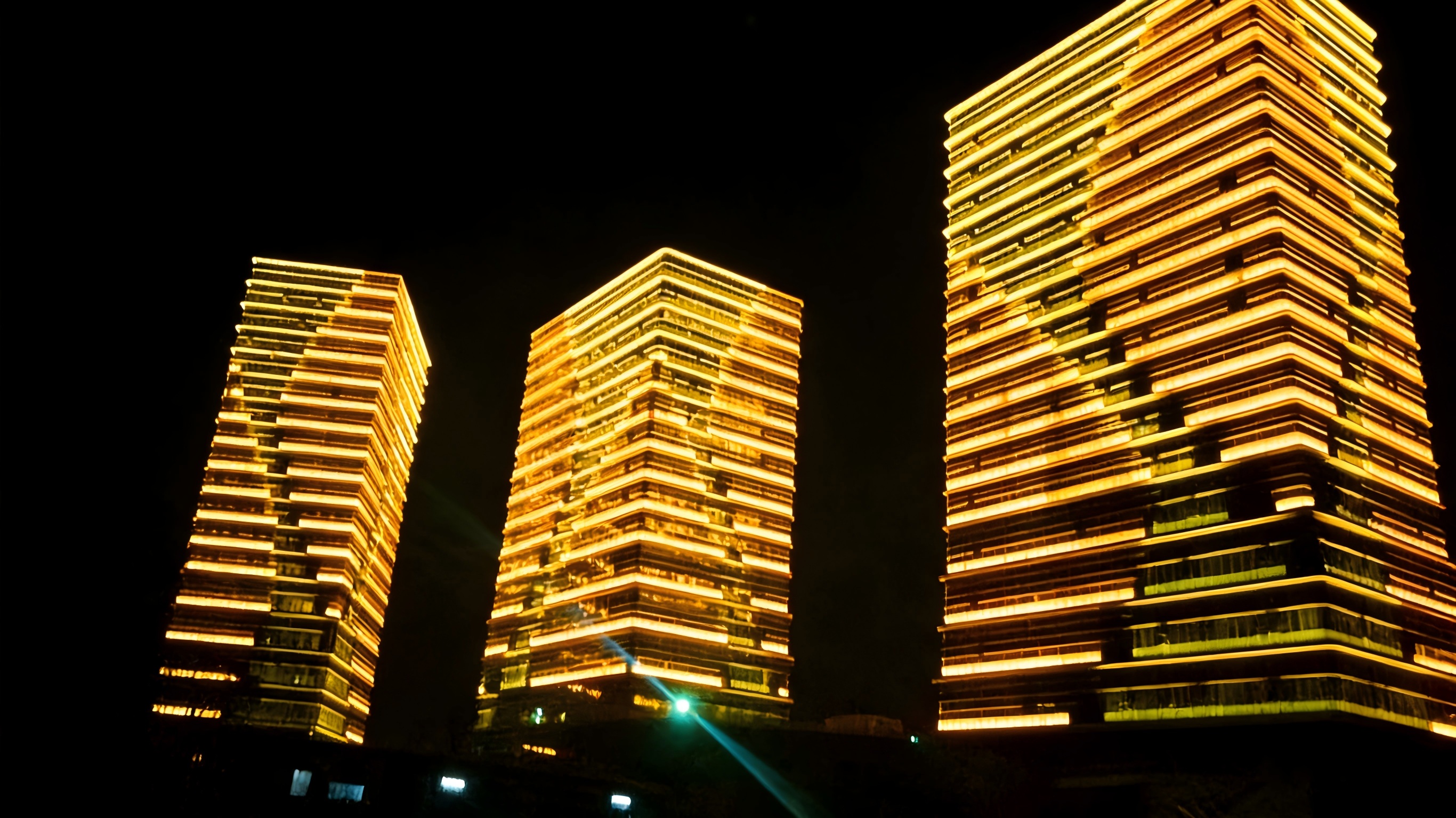 深圳华南城楼宇亮化升级金博安工程级RGBW柔性洗墙灯(图2)